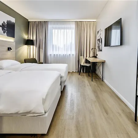 Park By Radisson Airport & Conference Centre מלון