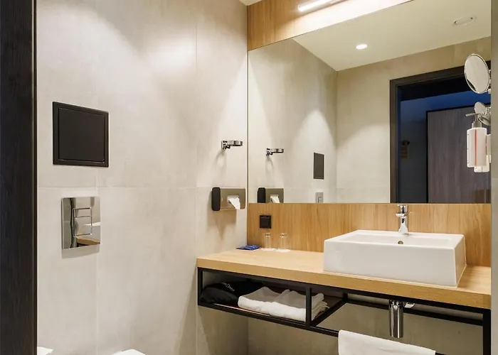 Park By Radisson Airport & Conference Centre Готель