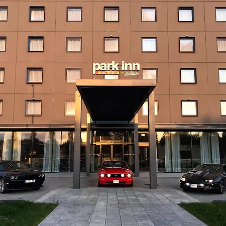 Park By Radisson Airport & Conference Centre