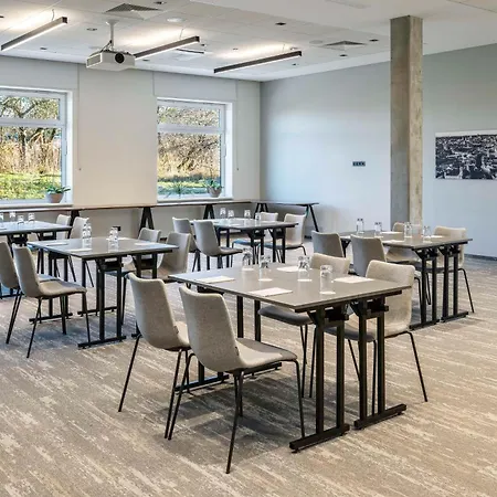 Hotel Park By Radisson Airport & Conference Centre